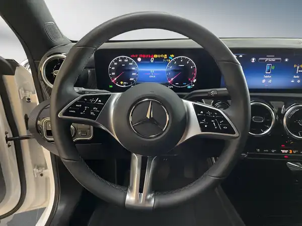MERCEDES-BENZ CLA 180 (11/15)