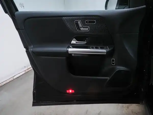 MERCEDES-BENZ EQA 300 (11/15)