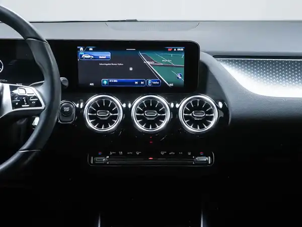 MERCEDES-BENZ EQA 300 (8/15)