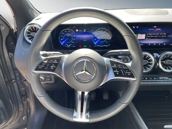 MERCEDES-BENZ EQA 300 (11/15)