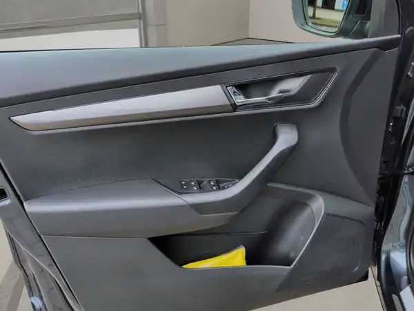 ŠKODA KAROQ (11/15)