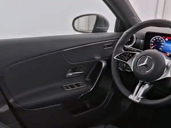 MERCEDES-BENZ A 180 (10/13)