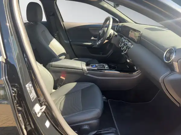 MERCEDES-BENZ A 180 (10/15)