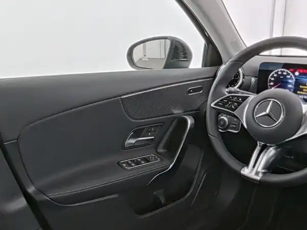 MERCEDES-BENZ A 180 (10/13)