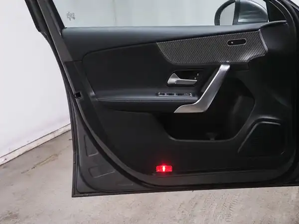 MERCEDES-BENZ A 180 (11/14)