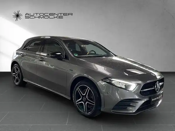 MERCEDES-BENZ A 250 (8/15)