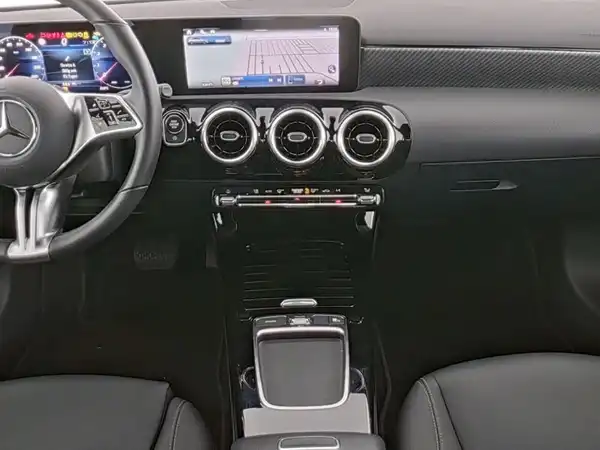 MERCEDES-BENZ A 180 (6/13)
