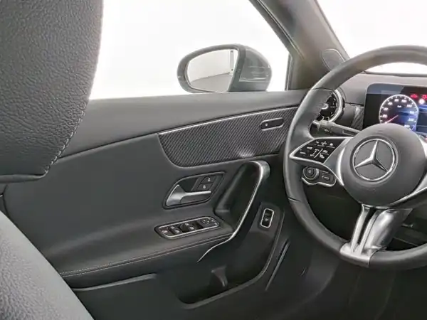 MERCEDES-BENZ A 180 (10/13)