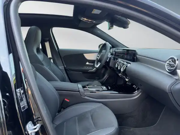 MERCEDES-BENZ A 180 (10/15)