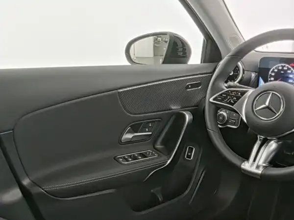 MERCEDES-BENZ A 180 (10/13)