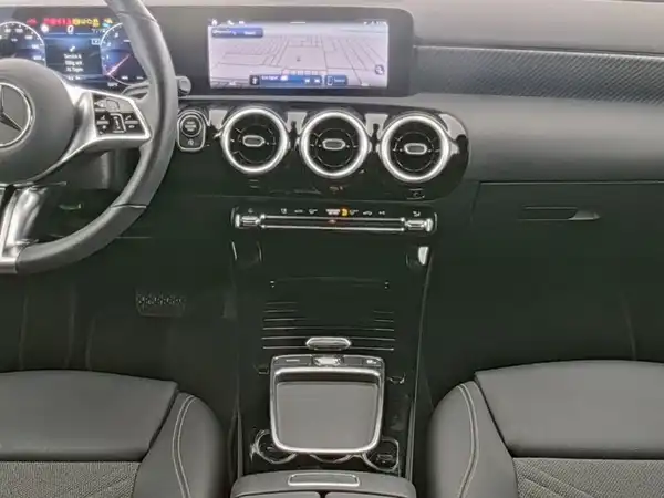 MERCEDES-BENZ A 180 (6/13)