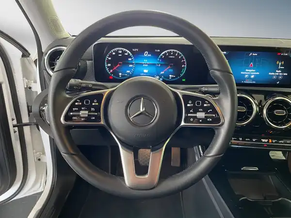 MERCEDES-BENZ A 250 (11/15)