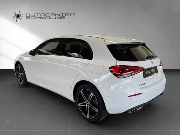 MERCEDES-BENZ A 250 (4/15)
