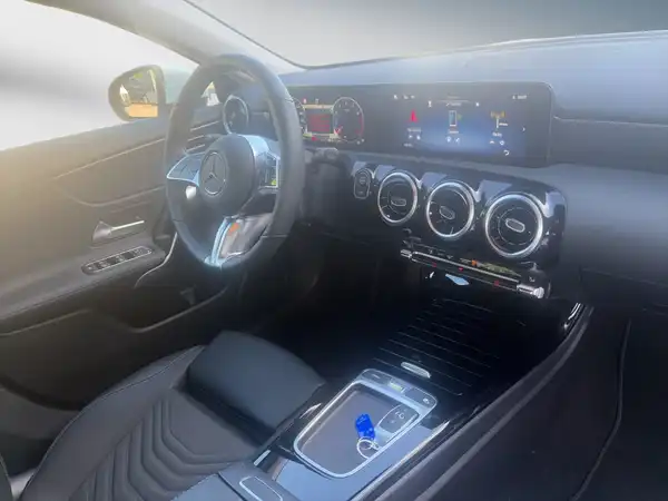 MERCEDES-BENZ A 200 (11/15)
