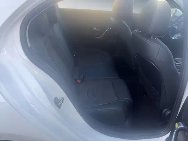 MERCEDES-BENZ A 200 (12/15)