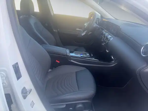 MERCEDES-BENZ A 200 (10/15)