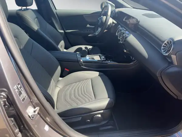 MERCEDES-BENZ A 200 (10/15)