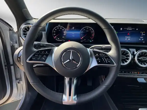 MERCEDES-BENZ A 200 (11/15)