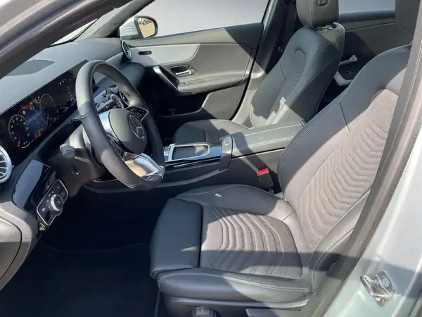 MERCEDES-BENZ A 200 (10/15)