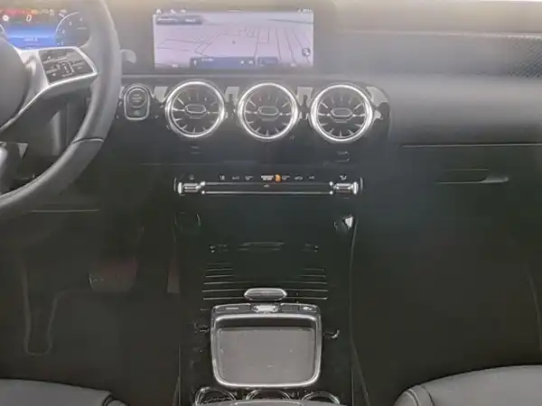 MERCEDES-BENZ A 180 (7/13)