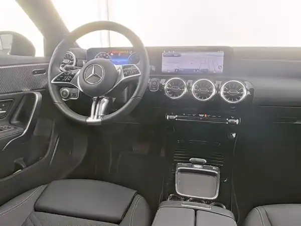 MERCEDES-BENZ A 180 (8/13)