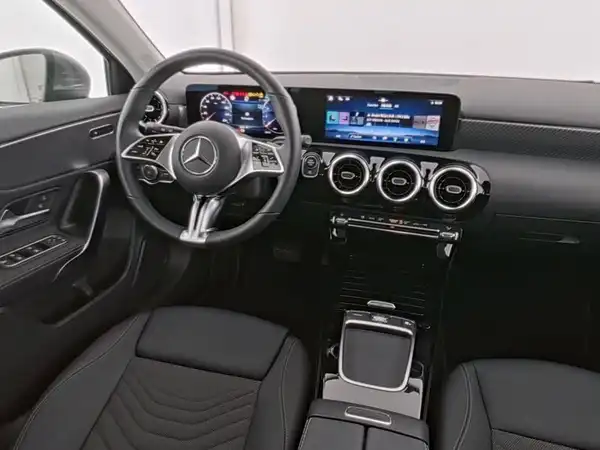 MERCEDES-BENZ A 180 (8/13)