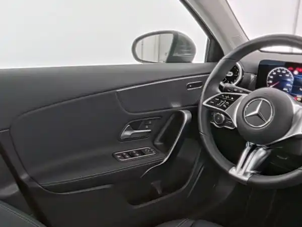 MERCEDES-BENZ A 180 (10/13)