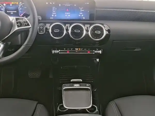 MERCEDES-BENZ A 180 (6/13)