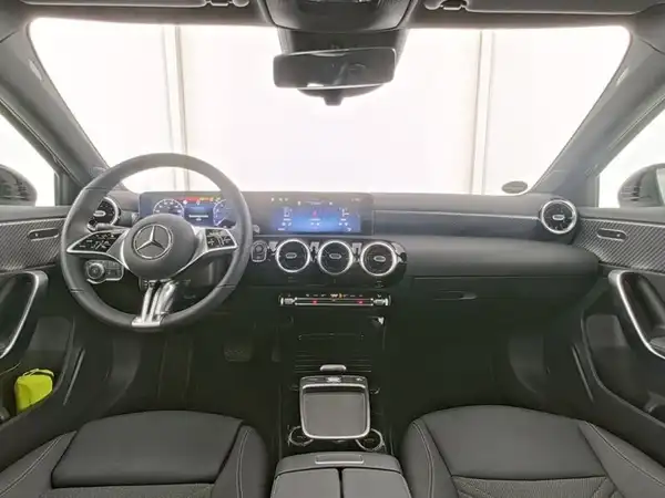 MERCEDES-BENZ A 180 (8/13)