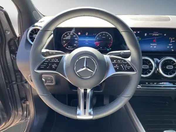 MERCEDES-BENZ B 180 (11/15)