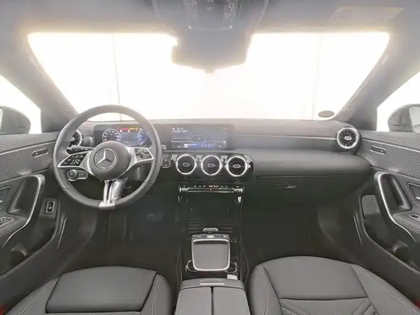 MERCEDES-BENZ CLA 180 (8/13)