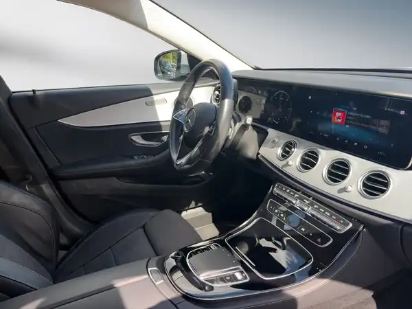 MERCEDES-BENZ E 200 (10/15)