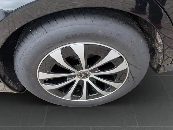 MERCEDES-BENZ E 200 (10/15)