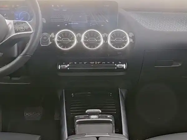 MERCEDES-BENZ EQA 250+ (7/15)