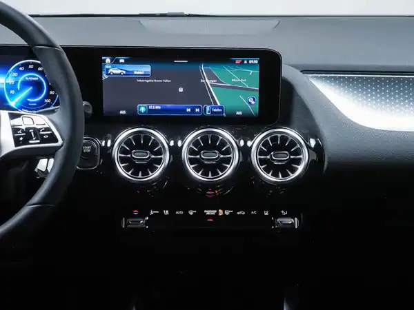MERCEDES-BENZ EQA 250+ (8/15)