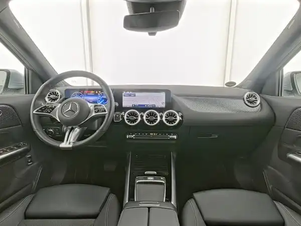 MERCEDES-BENZ EQA 300 (6/13)