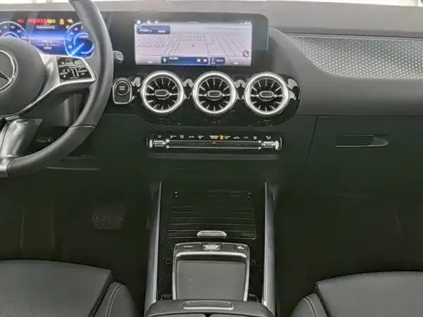 MERCEDES-BENZ EQA 300 (7/13)