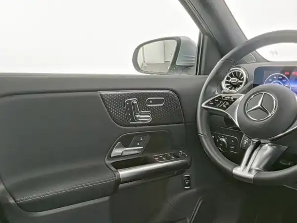 MERCEDES-BENZ EQA 300 (10/13)