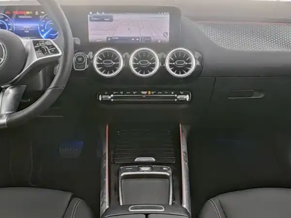 MERCEDES-BENZ EQA 250+ (7/13)
