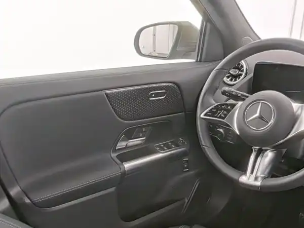 MERCEDES-BENZ EQA 300 (10/13)