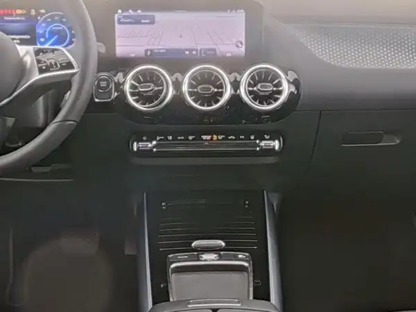 MERCEDES-BENZ EQA 300 (6/13)