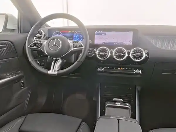 MERCEDES-BENZ EQA 300 (7/13)