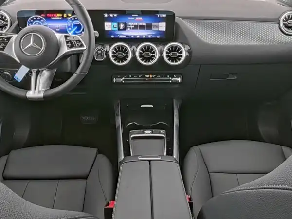 MERCEDES-BENZ EQA 250+ (7/13)