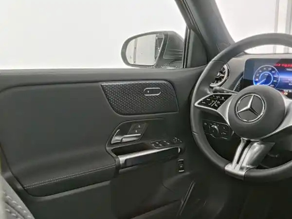 MERCEDES-BENZ EQB 300 (10/13)
