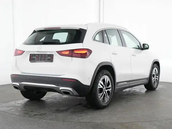 MERCEDES-BENZ GLA 180 (3/13)