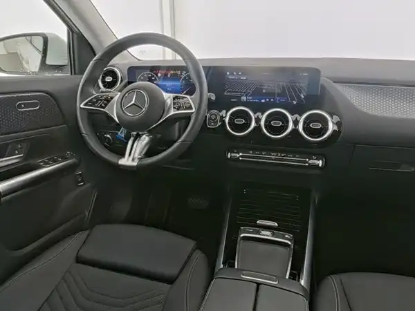 MERCEDES-BENZ GLA 180 (8/13)