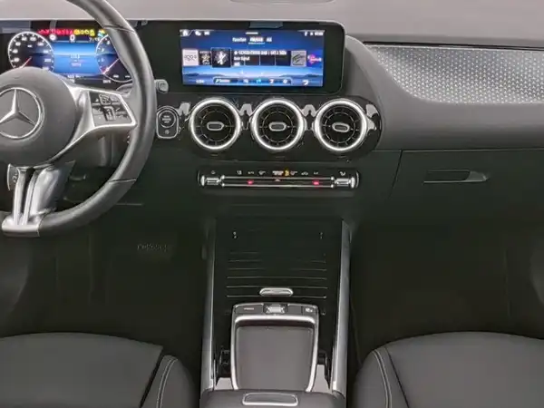 MERCEDES-BENZ GLA 180 (6/13)