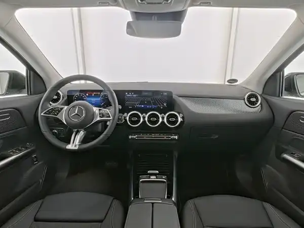 MERCEDES-BENZ GLA 180 (6/13)