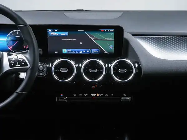 MERCEDES-BENZ GLA 180 (8/14)