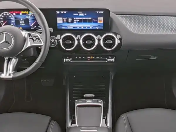 MERCEDES-BENZ GLA 180 (6/13)